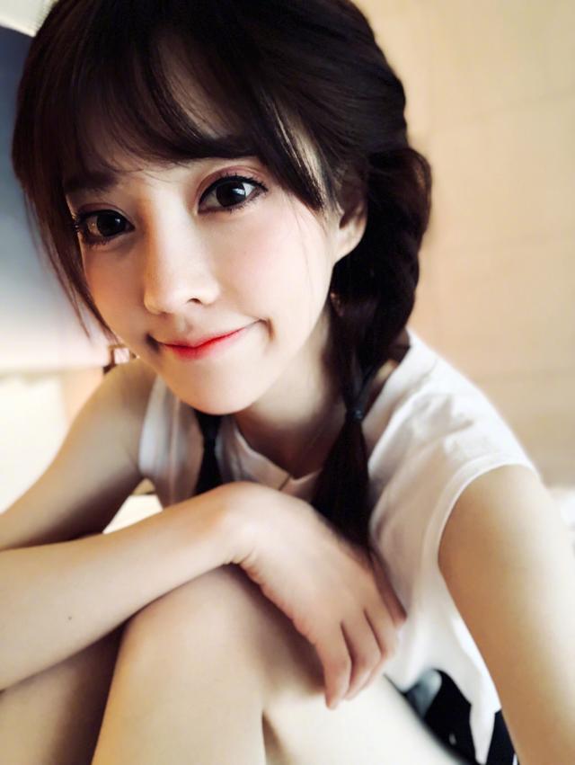 眼睛占比二分之一？人物gif搞笑图片