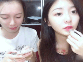 姑娘这样玩不公平，想要的请举个爪人物gif搞笑图片