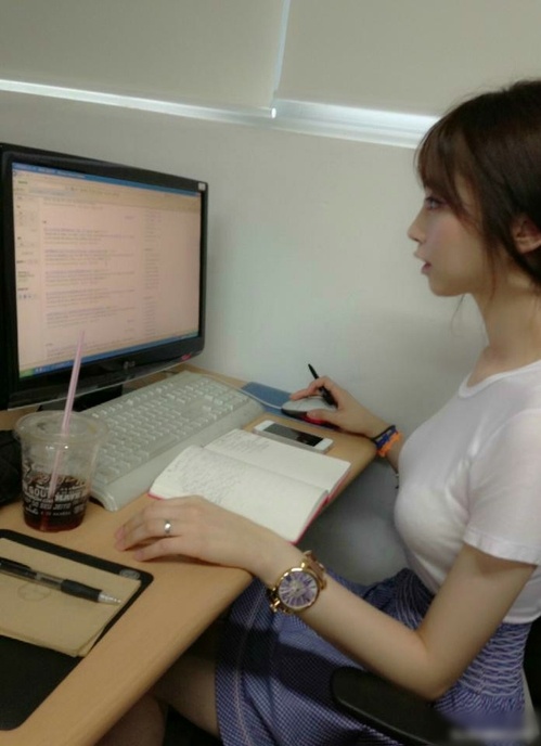 新来的女同事坐旁边我完全没法工作了......人物gif搞笑图片