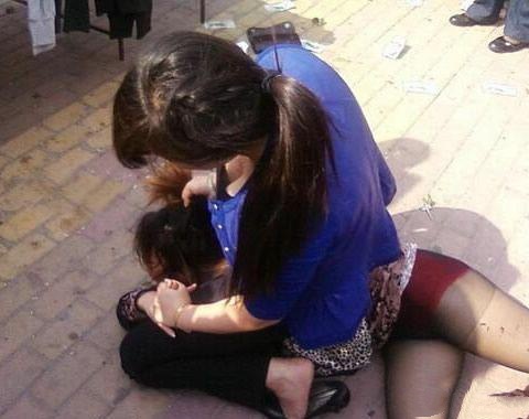 女汉子动起手来，比男人猛多了人物gif搞笑图片