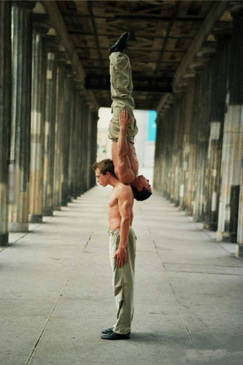 传说中的断背人物gif搞笑图片