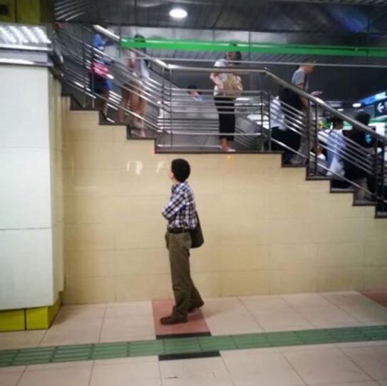 竟然还有这种操作，这该是有多空虚寂寞啊人物gif搞笑图片