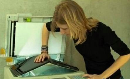 美女再使点劲就能复印了人物gif搞笑图片