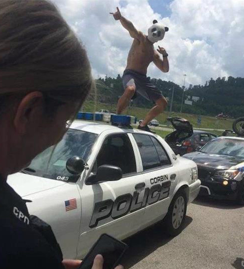 看来这哥们儿要犯大事了人物gif搞笑图片