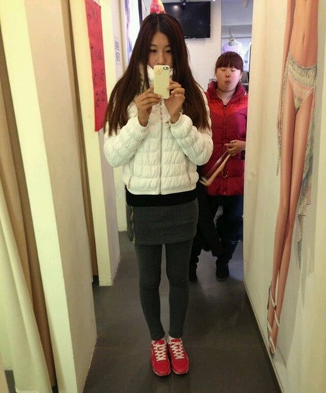 有绿叶的衬托，你更美丽人物gif搞笑图片