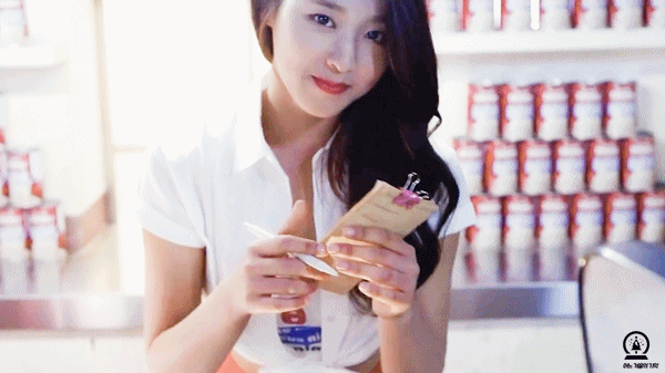 有这么漂亮的营业员，老板绝对会好好待她的人物gif搞笑图片