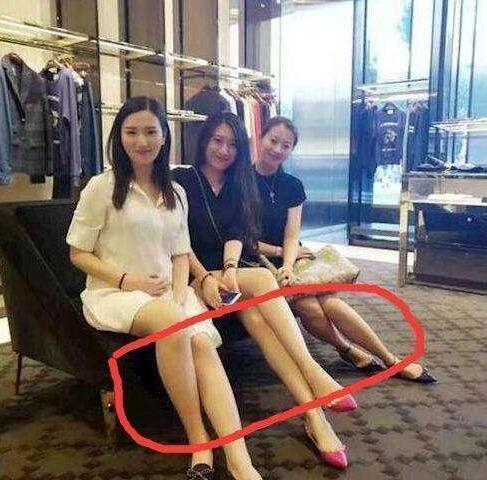 老实说，三个中你看上哪个了？人物gif搞笑图片