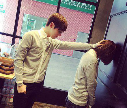 这样壁咚真的好吗？人物gif搞笑图片