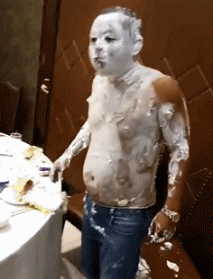 过个生日过得像事故现场人物gif搞笑图片