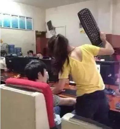 赶紧跟老娘回家！人物gif搞笑图片