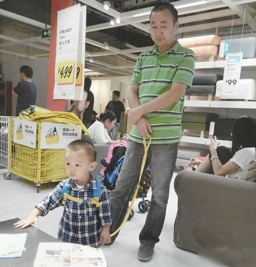 这样就不怕孩子走丢了人物gif搞笑图片