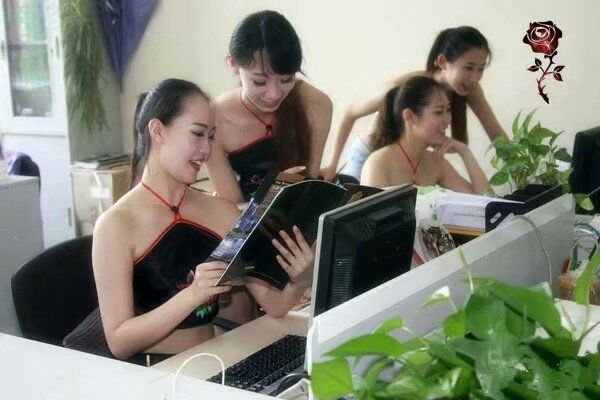 有这样的女同事，工资高低就无所谓了把人物gif搞笑图片