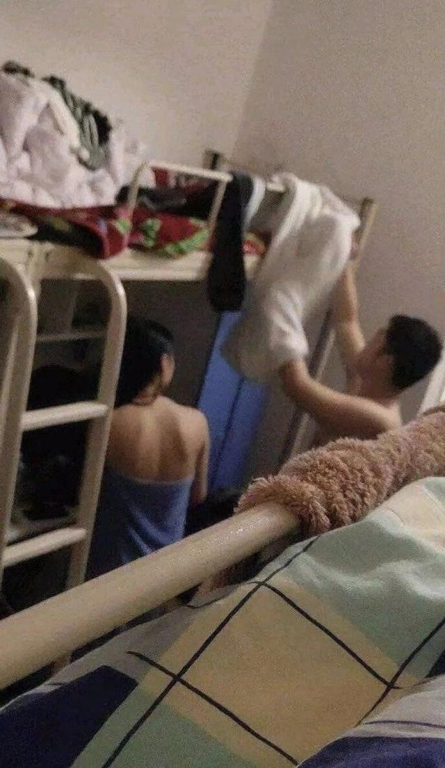 我在寝室睡觉，室友带女朋友回来以为我不在，我该怎么办？人物gif搞笑图片