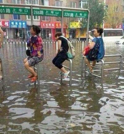 车怎么还没来人物gif搞笑图片