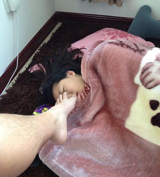 她已经晕过去了人物gif搞笑图片