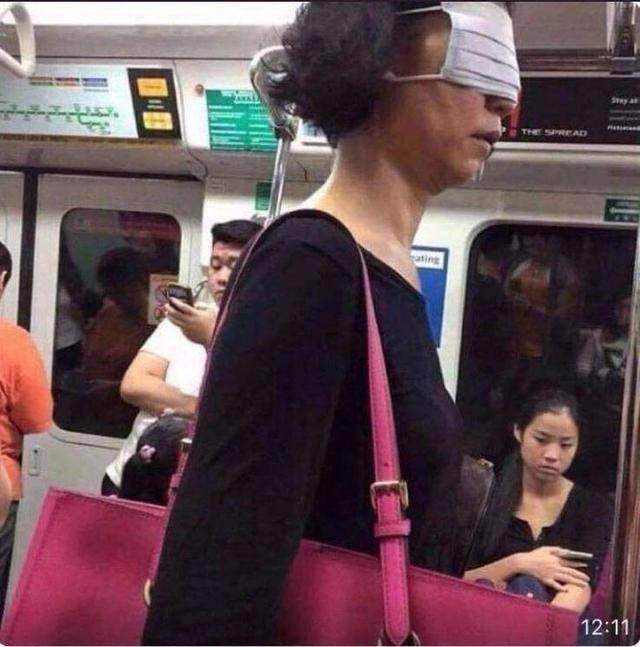 情人节当天，单身狗坐地铁时该如何戴口罩人物gif搞笑图片