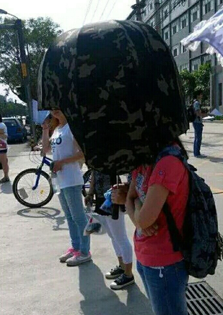 哎哟，好热啊，自从买了这把伞感觉棒棒哒人物gif搞笑图片