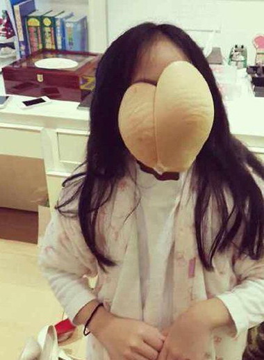 熊闺女！快把脸上的东西拿下来！人物gif搞笑图片