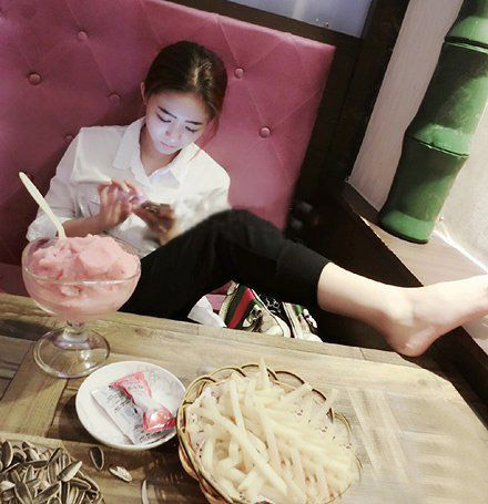 再美的姑娘也抵不过脚臭，没素质人物gif搞笑图片