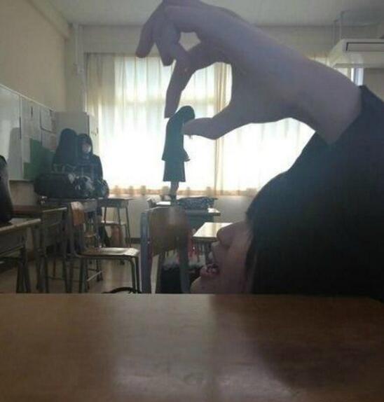 拍照就是要掌握好角度人物gif搞笑图片