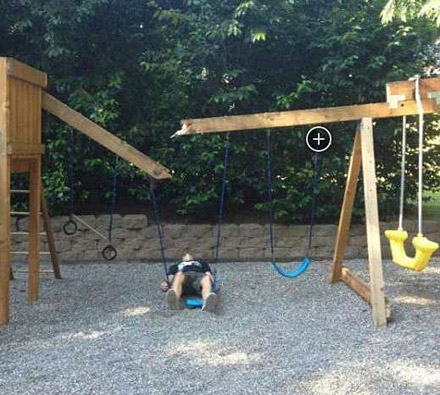 拍照的人在一旁笑的肚子痛人物gif搞笑图片