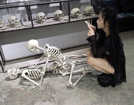 邪恶的妹子，上个医学科，光忙着拍照了人物gif搞笑图片