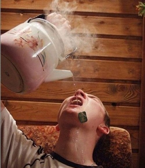 骚年，你这是跟自己有什么仇什么怨人物gif搞笑图片