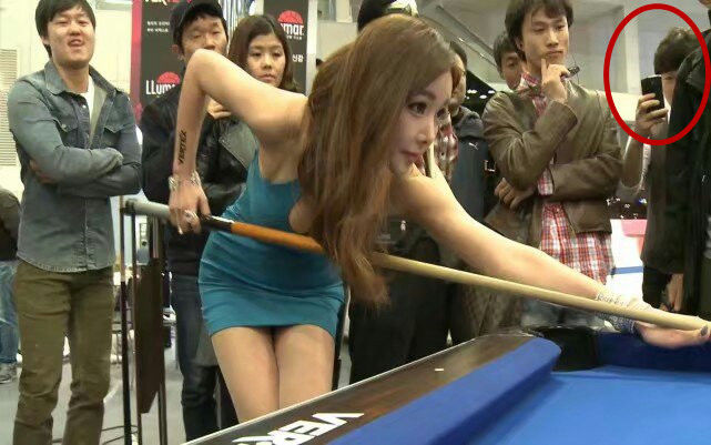 右边这位小伙，你真的是来看球的吗人物gif搞笑图片