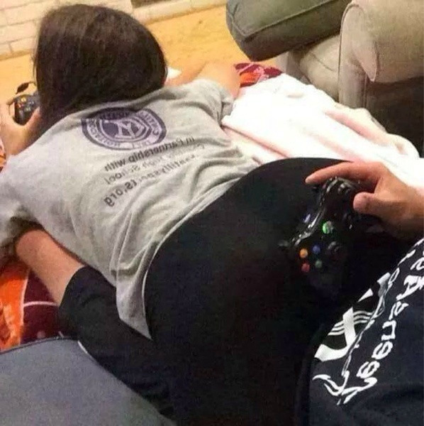 这样子的手垫一定很有温度感人物gif搞笑图片