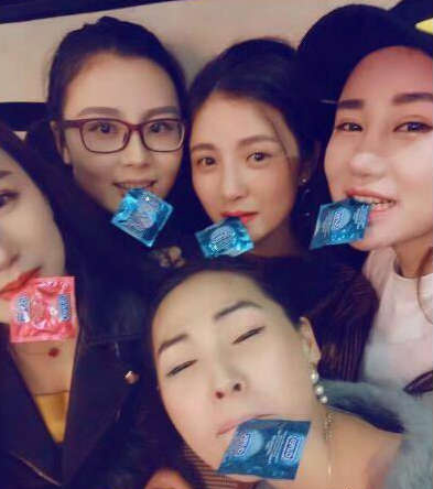 信不信一套带走你们？人物gif搞笑图片