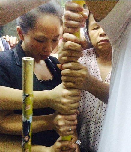 坐公交拍的，团结就是力量啊人物gif搞笑图片