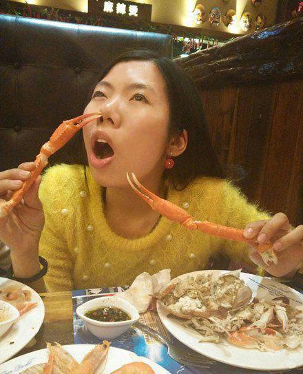 妹子，你确认你吃的不是龙虾？人物gif搞笑图片