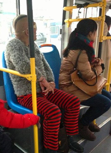 大爷，您老的发型真是潮爆了人物gif搞笑图片