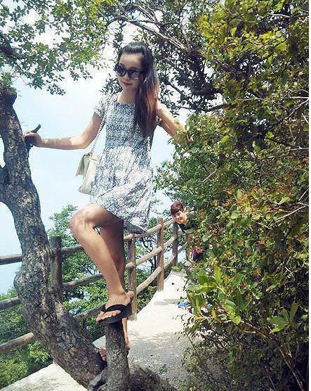 妹子为了拍照也是拼了，便宜了后面的猪哥人物gif搞笑图片