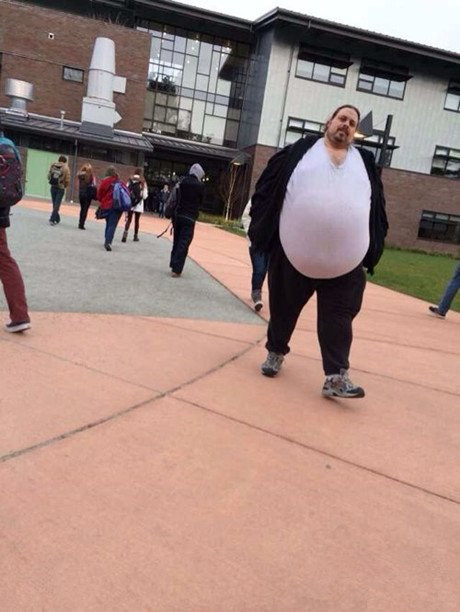 刚刚看到一只企鹅经过学校~人物gif搞笑图片