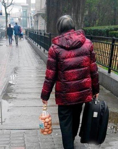 大娘，您是怎么装进去的...人物gif搞笑图片