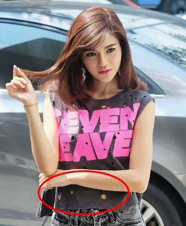 妹子衣服上破了这么多洞，怎么能让老公放心，还是回家换一条吧人物gif搞笑图片