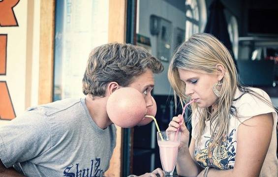 哥们儿，别忽悠我，你根本没喝多少人物gif搞笑图片