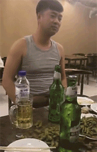 兄弟，吸烟又喝酒太伤身了吧人物gif搞笑图片