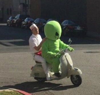 该不会是给外星人劫持了吧人物gif搞笑图片