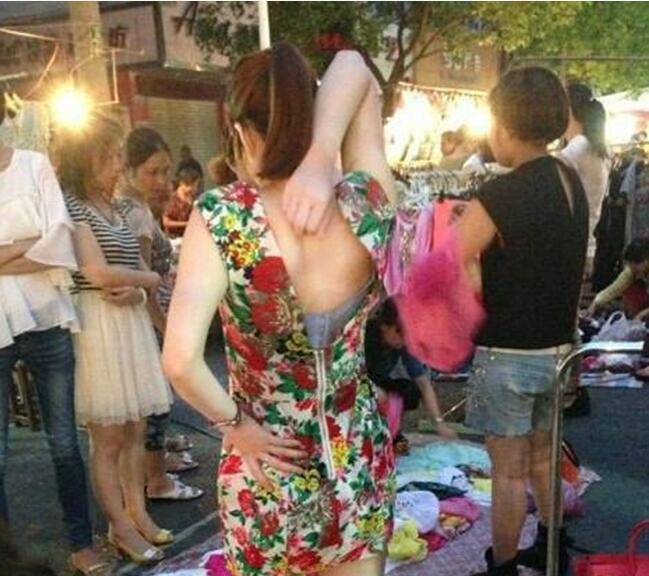 看来妹子需要我的帮助人物gif搞笑图片