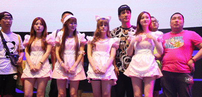 注意看，有人借这个活动趁机袭胸了人物gif搞笑图片