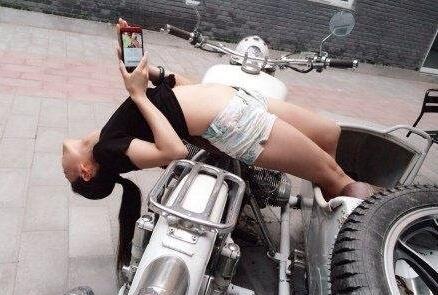 你这玩儿手机的姿势也太销魂了人物gif搞笑图片