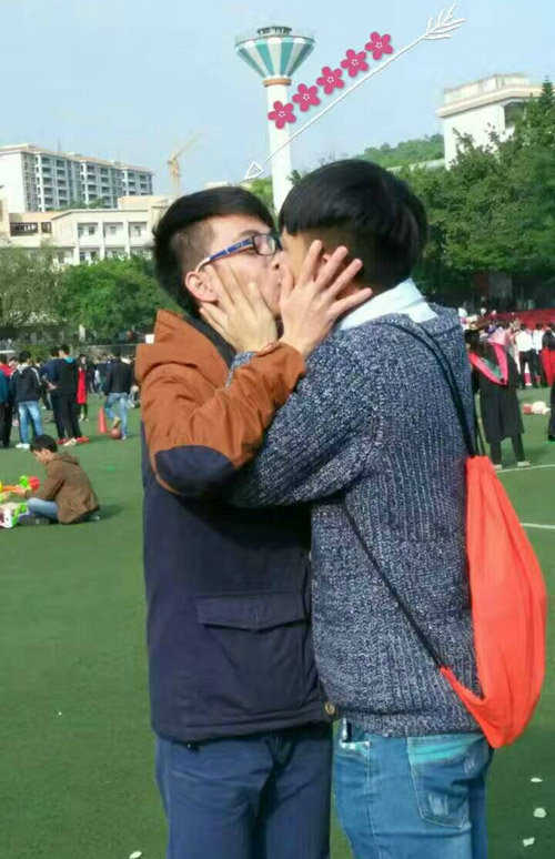 当爱情来的时候，挡不住啊~人物gif搞笑图片