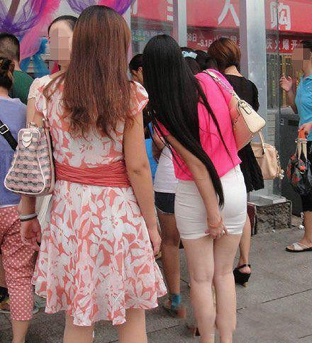 大姐，你这紧身裙是去年的吧今年有点紧了人物gif搞笑图片