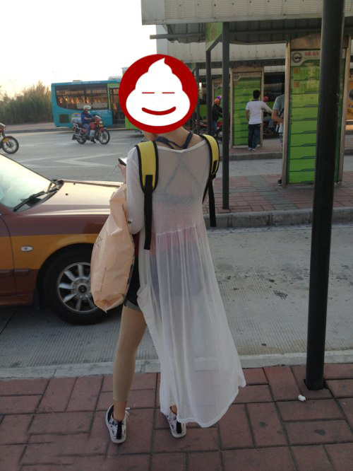 妹子，你把窗纱穿出来啦！人物gif搞笑图片