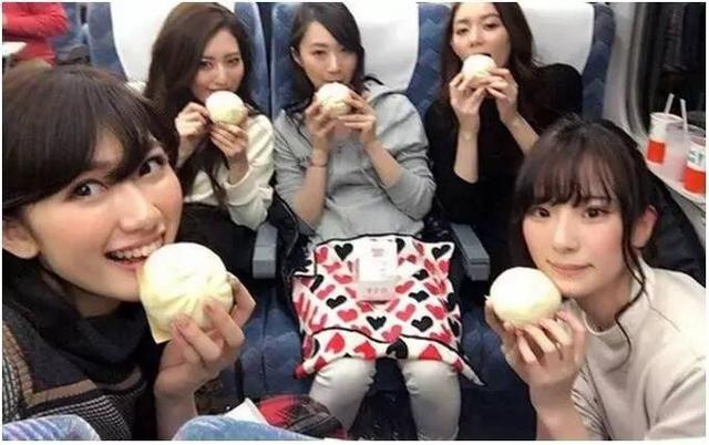 谁比较清纯？人物gif搞笑图片