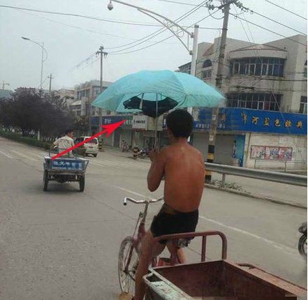 大哥，你这样招摇你老婆造吗？人物gif搞笑图片