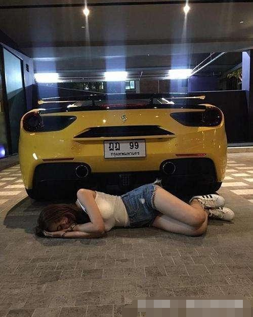 姑娘快起来吧，这车今天晚上没人开走人物gif搞笑图片