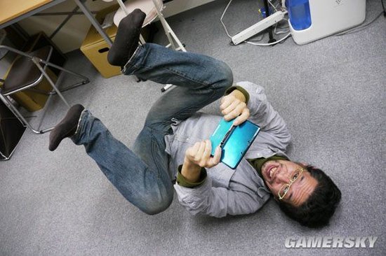 猥琐大叔玩3DS让你爆笑喷饭人物gif搞笑图片